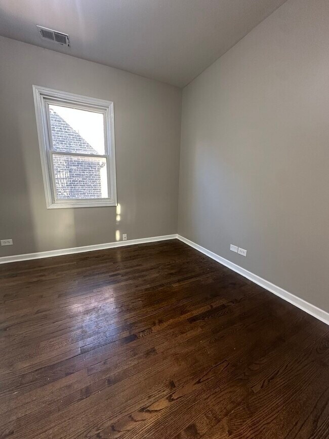 Building Photo - 3251 W Berteau Ave