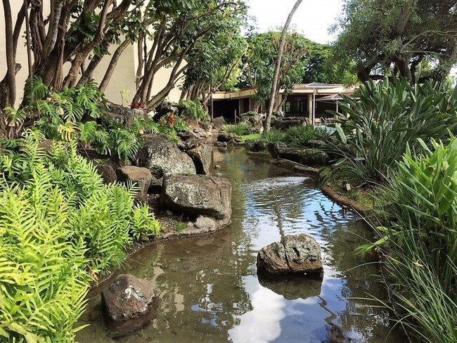 Building Photo - Mauna Luan 2BR/2BA/2PK Desirable End Unit