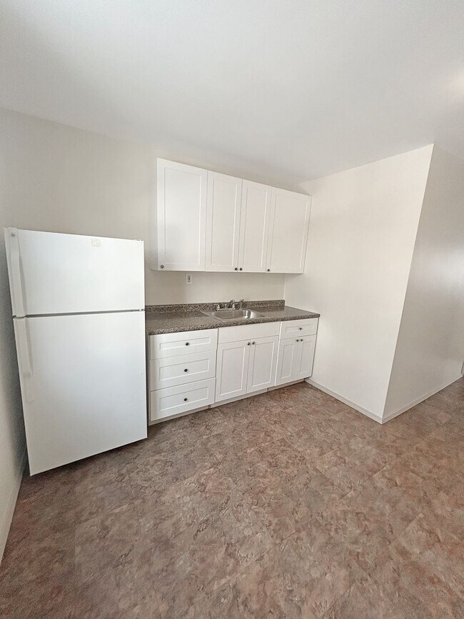 Building Photo - 36 Hickory St