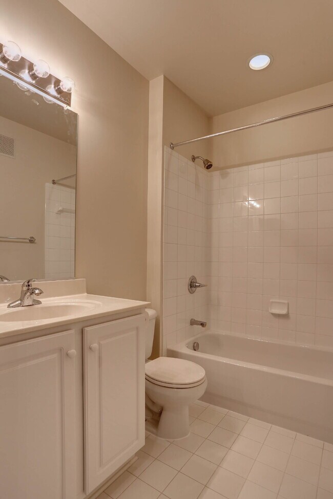 Building Photo - 2BD/2BA Fabulous River Hill Condo