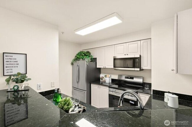 Building Photo - Beautiful 3 Bedroom 2 Bath Condo Newport Way Issaquah