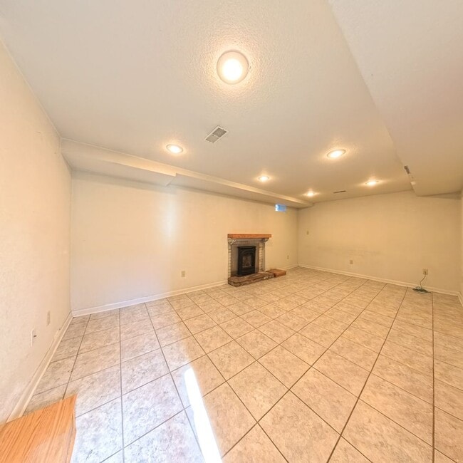 Building Photo - 3 Bedroom 3 Bathroom Home in Des Moines