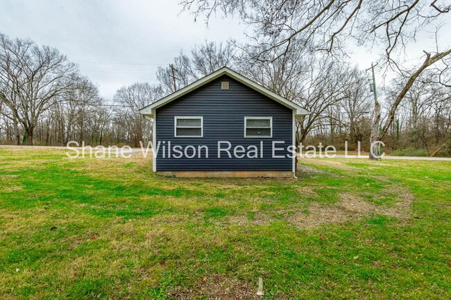 Building Photo - Charming 3-Bedroom 1 Bath with 1050 Sq. Ft. of Cozy Living in Chattanooga!