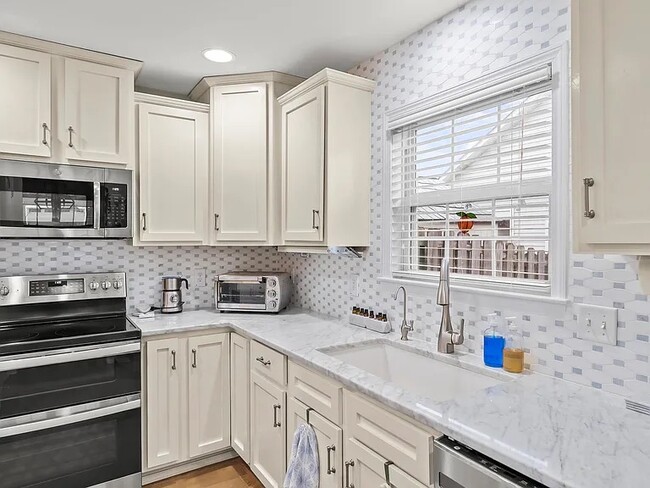 Building Photo - 302 Belvedere Dr