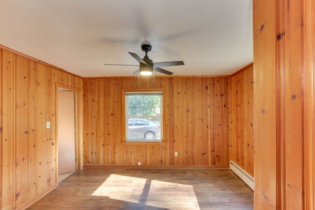 Building Photo - Welcome to Yorktown with a charming rural feel!