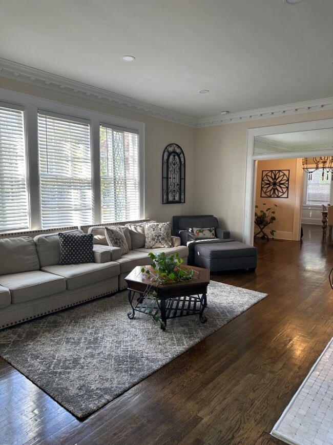 Building Photo - 2481 E Cloverdale Prk