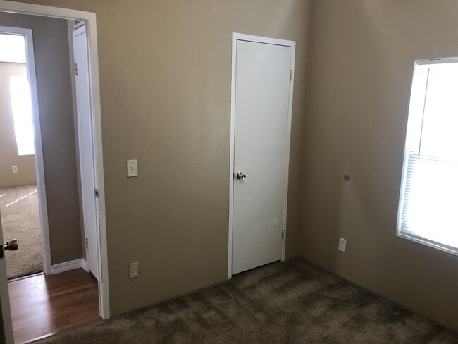 Building Photo - 167 W Rose St