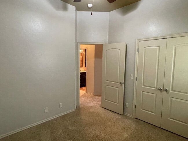 Building Photo - Beautiful 3 bed 2 bath with an office!