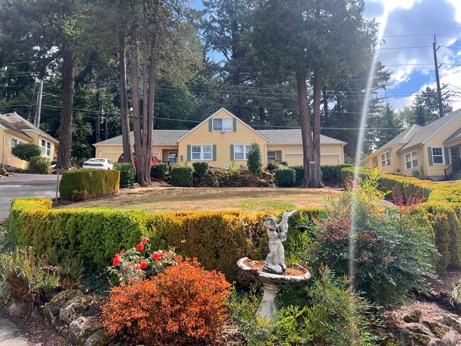 Building Photo - Piccolo Collina Apartments