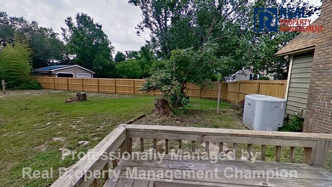 Building Photo - Charming Home Backing up to Arrowhead Park...