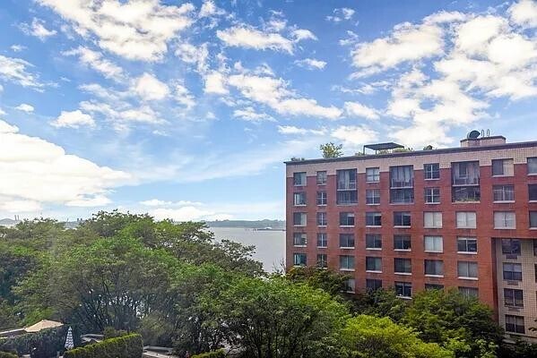 Building Photo - 2 S End Ave