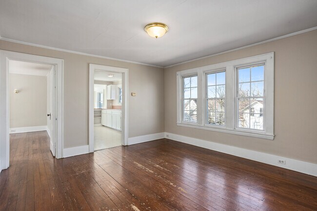 Building Photo - 647 Fairview Ave NE