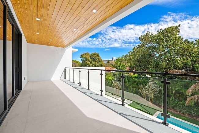 Building Photo - 2324 SW 26th St