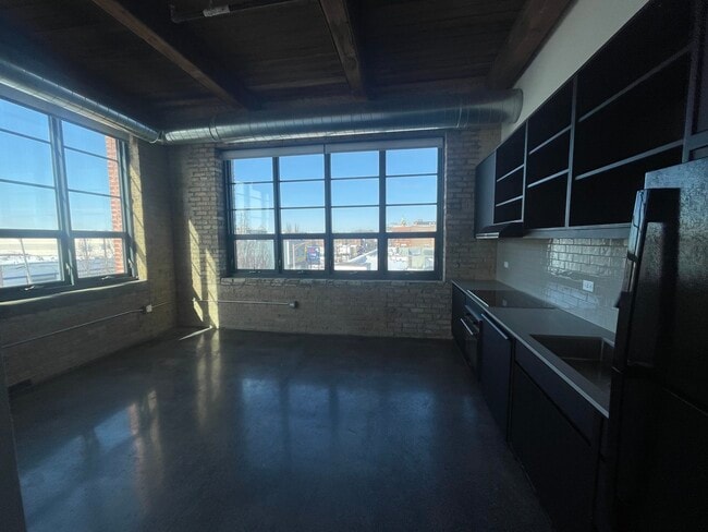 Building Photo - 2061 N Southport Ave