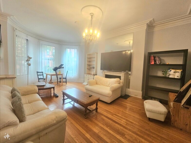 Building Photo - 425 Marlborough St