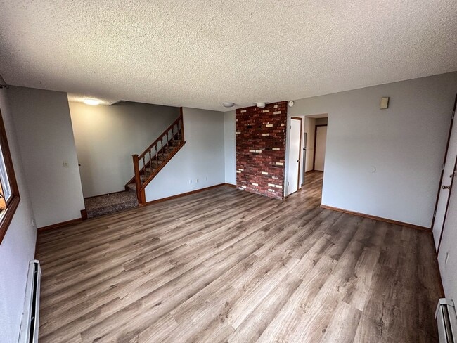 Building Photo - Large Updated 3-Bed 2-Bath Townhome w/ Gar...