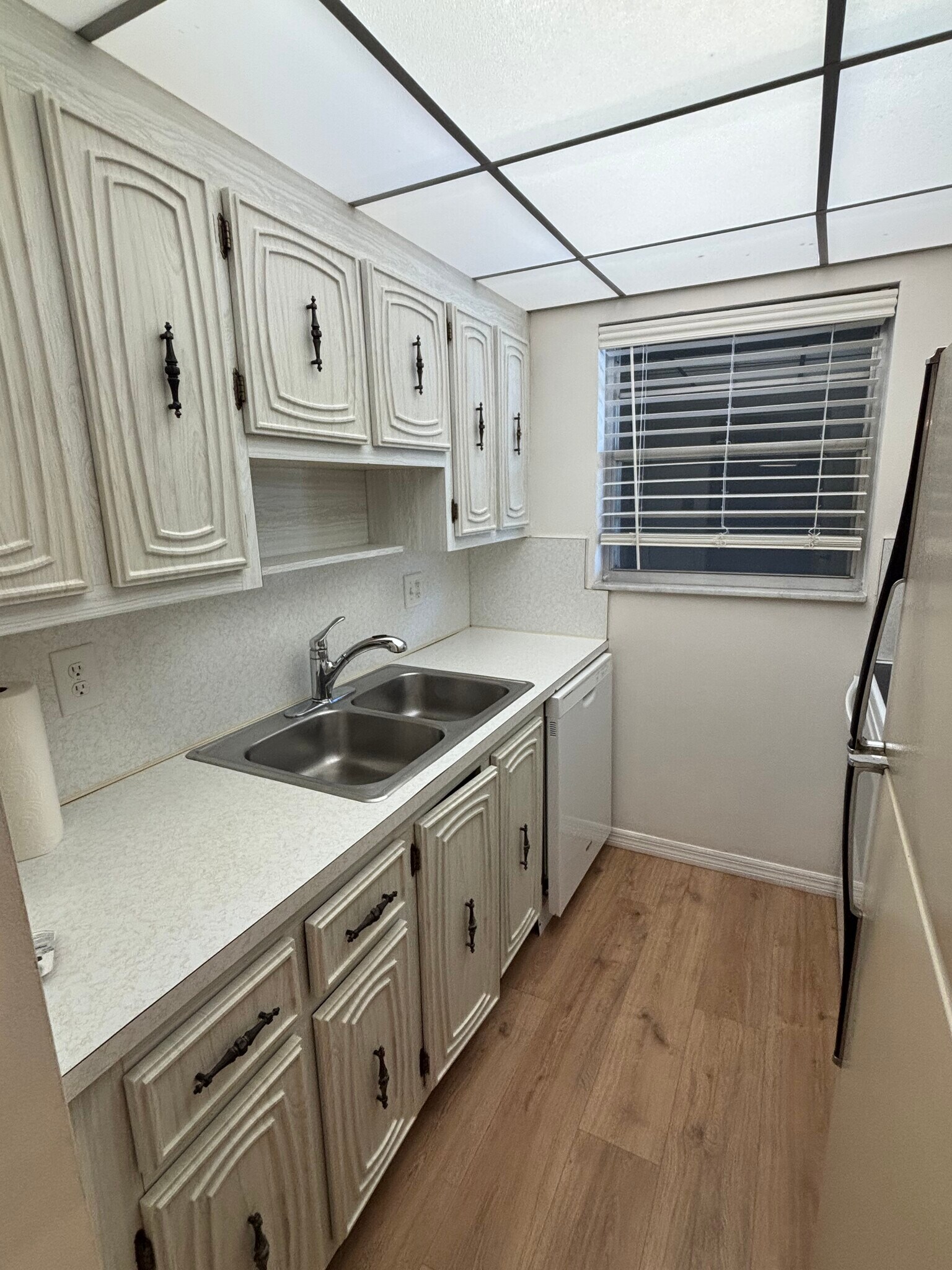 Building Photo - 305 E Ocean Ave