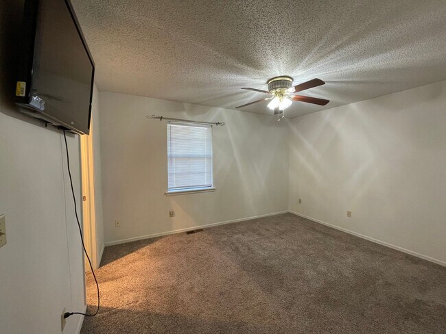 Building Photo - Beautifully Maintained Single-Level Home