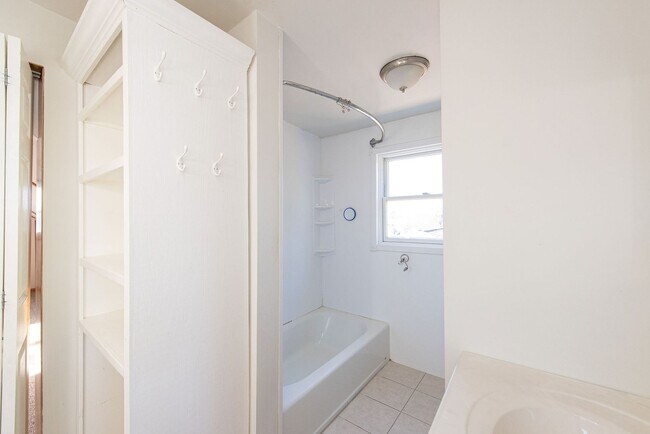 Building Photo - 3071 Neisel Ave