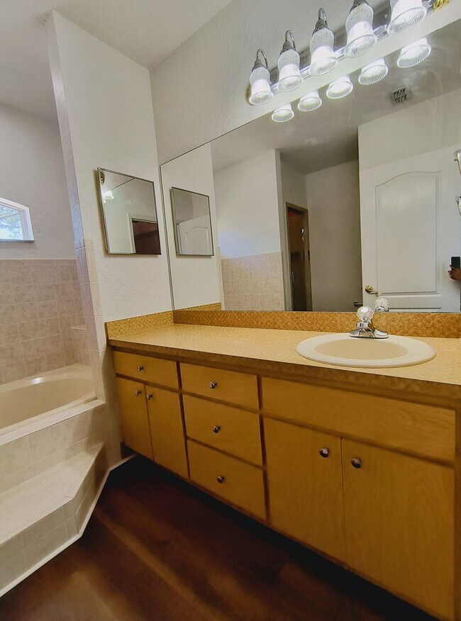 Building Photo - Beautiful 3 Bedroom 2 Bathroom Bungalow in...