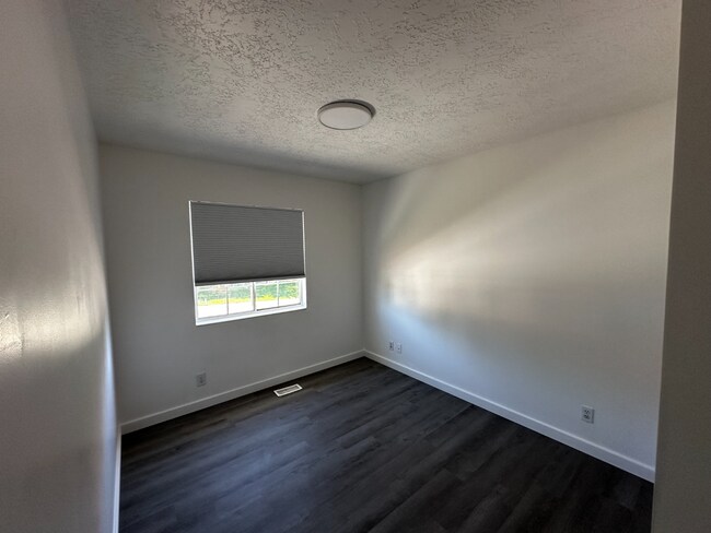 Building Photo - Charming 3-Bedroom Home for Rent in a Tranquil Neighborhood