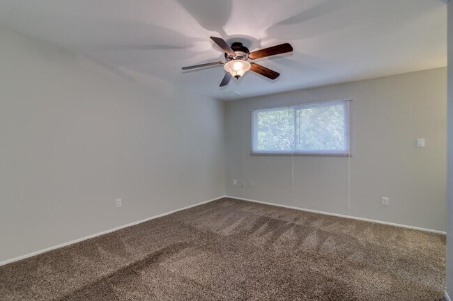 Building Photo - 137 E Riviera Dr