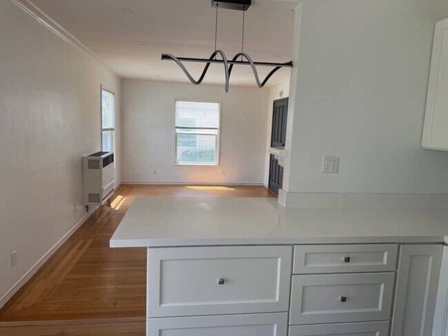 Building Photo - 1br - 700ft2 - Charming 8-unit apartment building. Walk to N. Berkeley BART