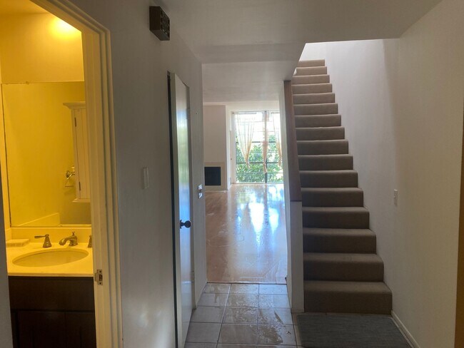 Building Photo - 3884 Fredonia Dr