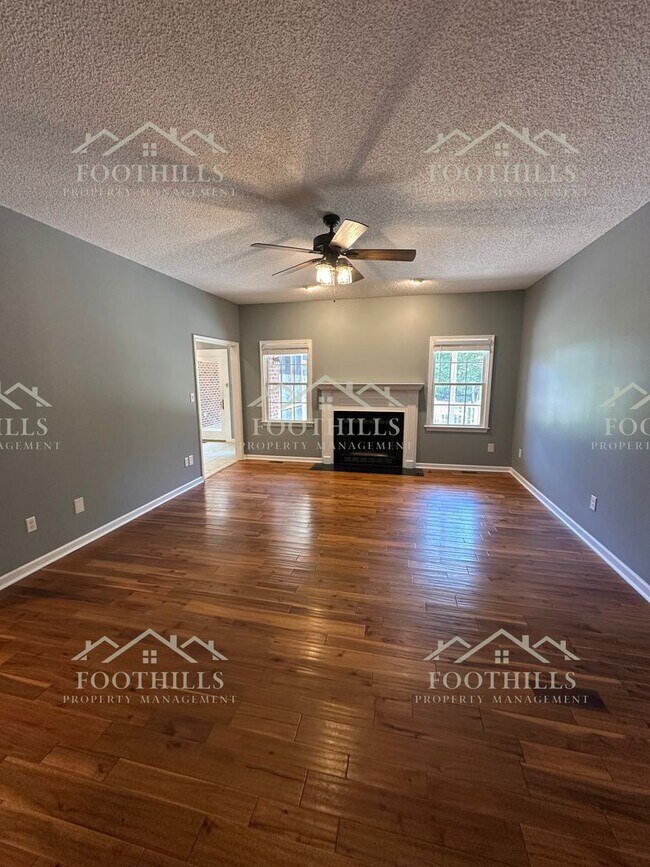 Building Photo - Stylish and Spacious 4-Bed Home with Scree...