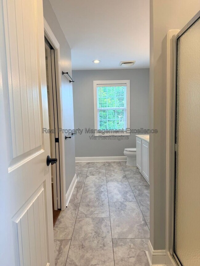 Building Photo - 305 Holly Thorn Trace