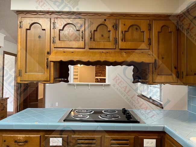 Building Photo - Spacious Home With Classic Charm