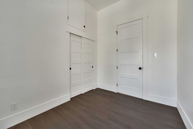 Building Photo - Fully Updated 2BR/2BA Victorian with Priva...