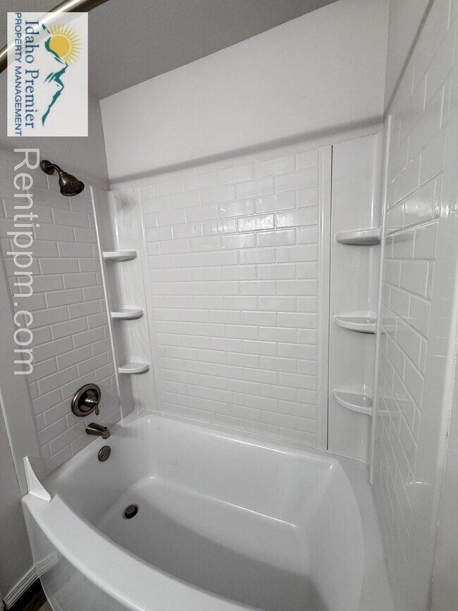 Building Photo - 2200 E Grapewood Dr