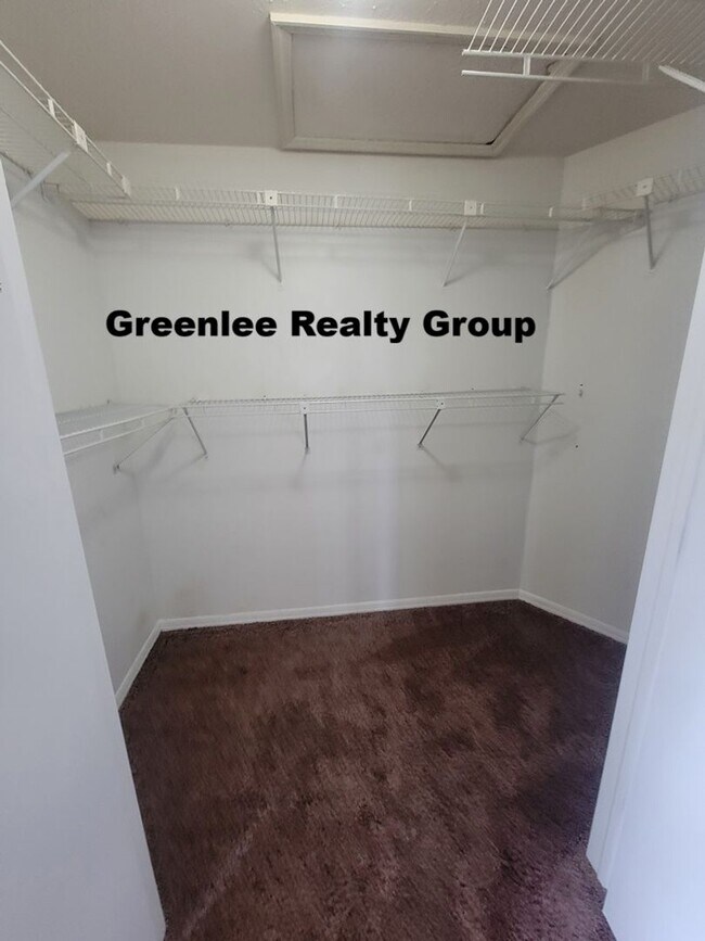 Building Photo - Large 3 Bed/2Bath/2 Car Garage Home in Port Richey- 1914 sqft!