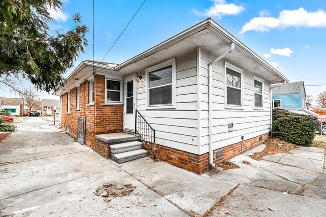 Building Photo - 17302 Sumner