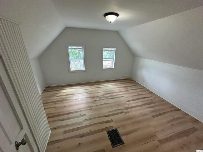 Building Photo - 836 Adams St