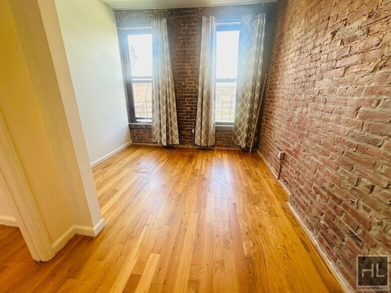 Building Photo - Enormous Floor Through 3 Bed/1.5 Bath in C...