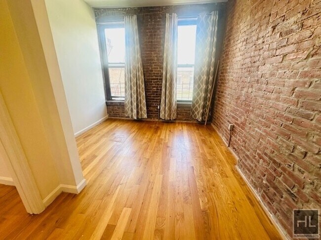 Building Photo - Enormous Floor Through 3 Bed/1.5 Bath in C...