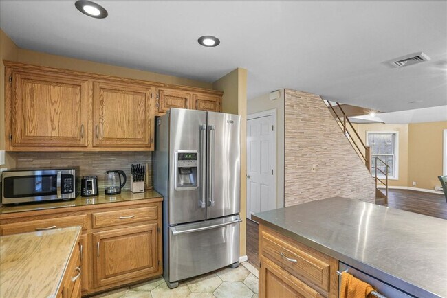 Building Photo - 338 Clove Rd