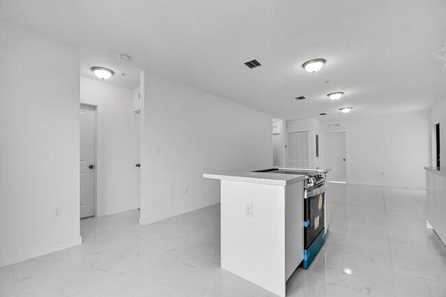 Building Photo - Goulds 4 Bed Triplex