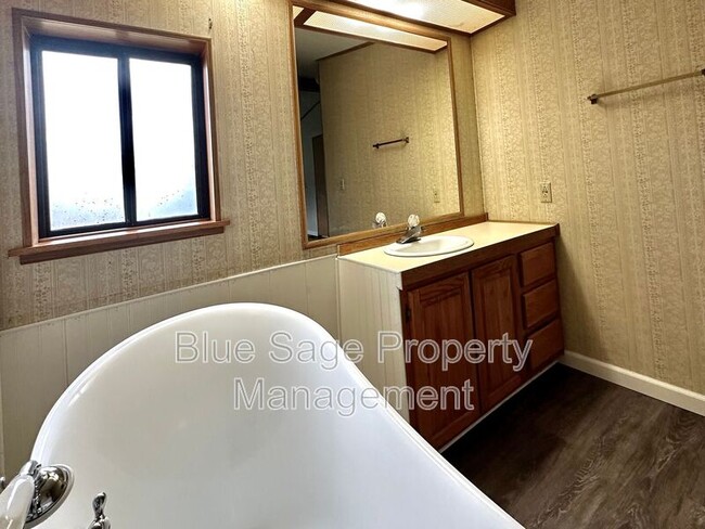 Building Photo - 110 Green Briar Ln