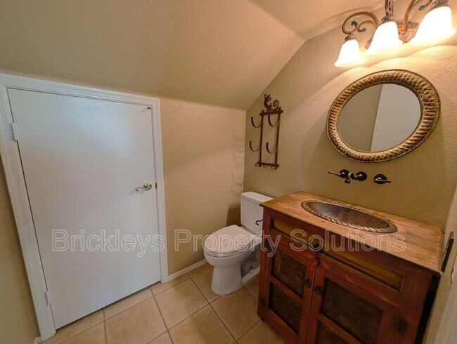 Building Photo - 2340 W Myrtle Dr