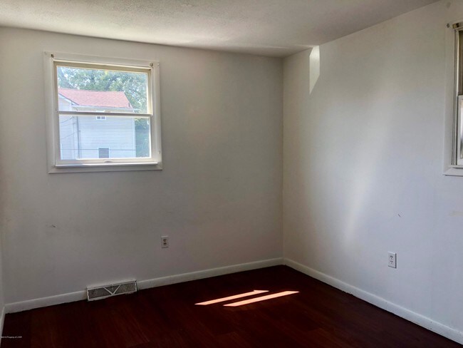 Building Photo - 423-425-425 Moss St