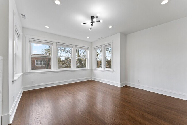 Building Photo - 5304 W Cornelia Ave