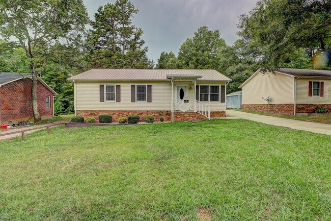 Building Photo - 334 Pine Ave