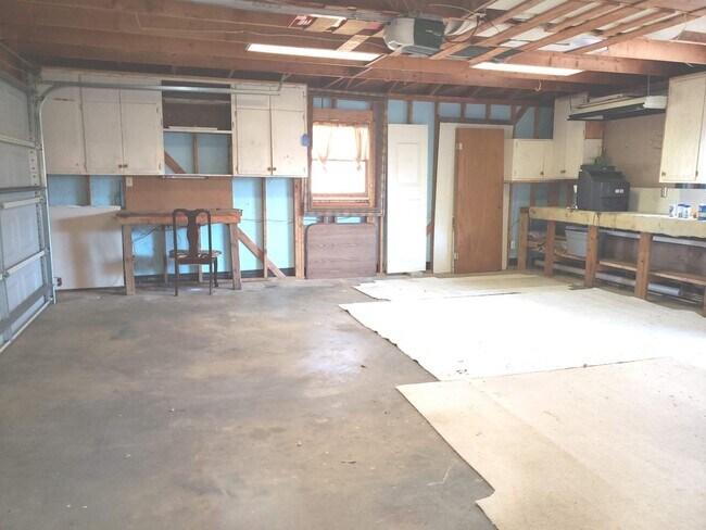 Building Photo - Spacious Corner Property!