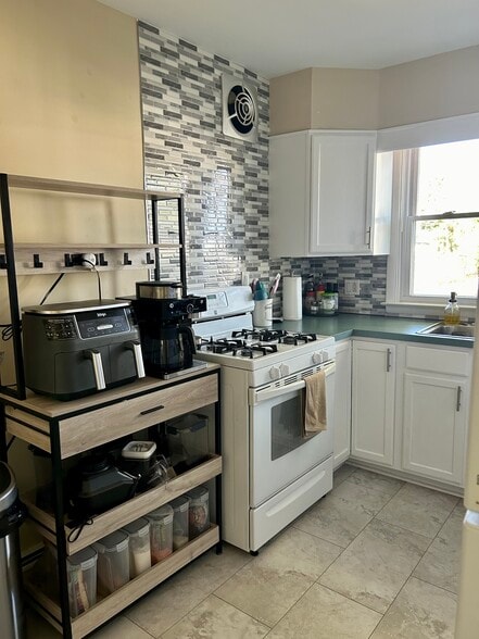 Building Photo - 133 Elm Ave