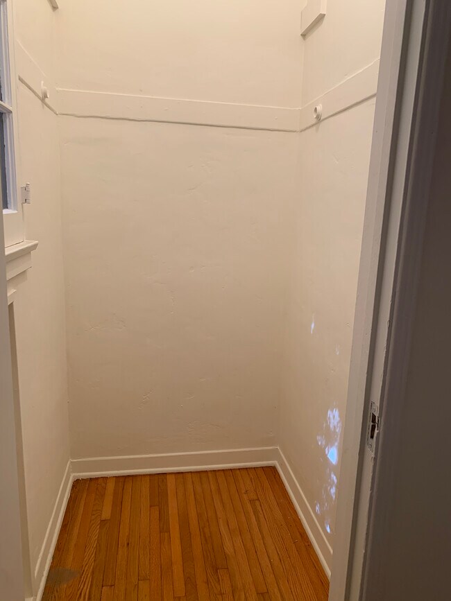 Building Photo - 3781 Greenwood Ave