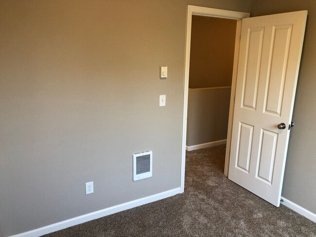 Building Photo - Newer 4 bed 2.5 bath duplex