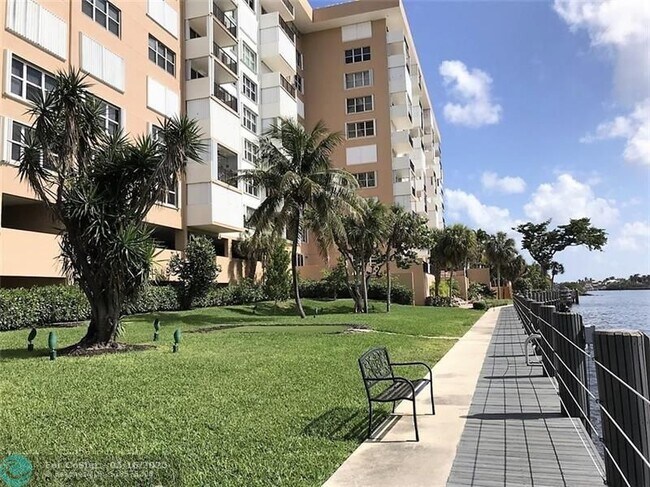 Building Photo - 1150 Hillsboro Mile